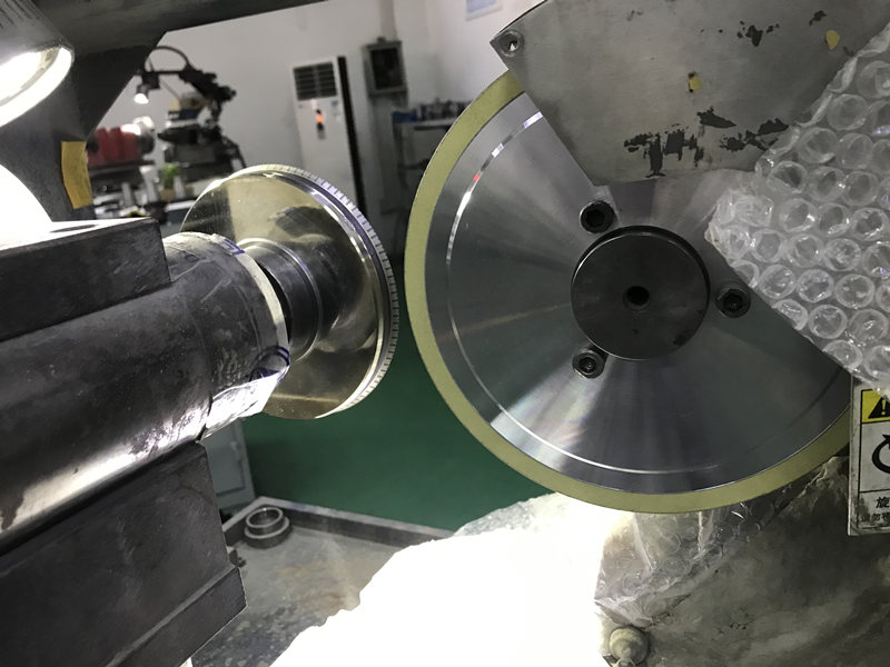 Rotary diamond dresser for gear profile grinding