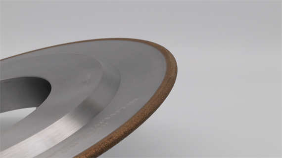 Diamond grinding wheels with metal bond