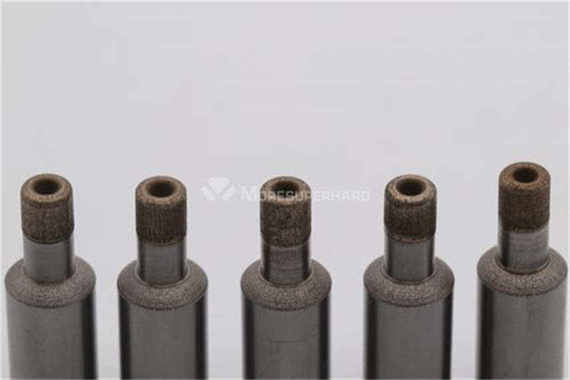 Metal diamond grinding head for grinding glass